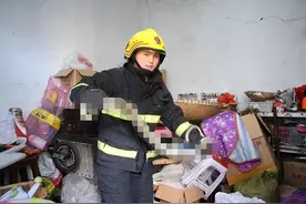 吉林女子蛇进家不赶走，3条大蛇压塌屋顶，进家蛇如何正确处理？图片