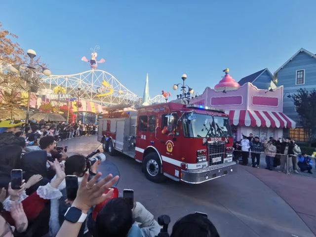 【我们的环球嘉年华】当花车巡游遇上逆行英雄！北京环球度假区上演最“燃”消防宣传