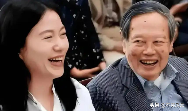 杨振宁离世不到1个月，翁帆近况意外曝光，没有牺牲，无须自证