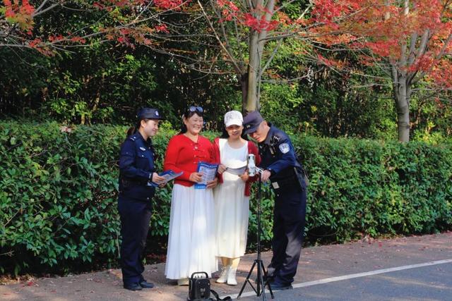 红枫火了!这边“枫警”独好