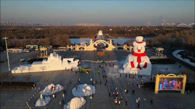 太阳岛“雪人先生”与游客见面