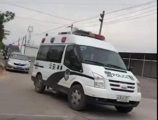 10岁男孩被生母继父虐打致死埋尸坟墓,生父称案件再次开庭:“他俩是共同作案,公检法有证据链”