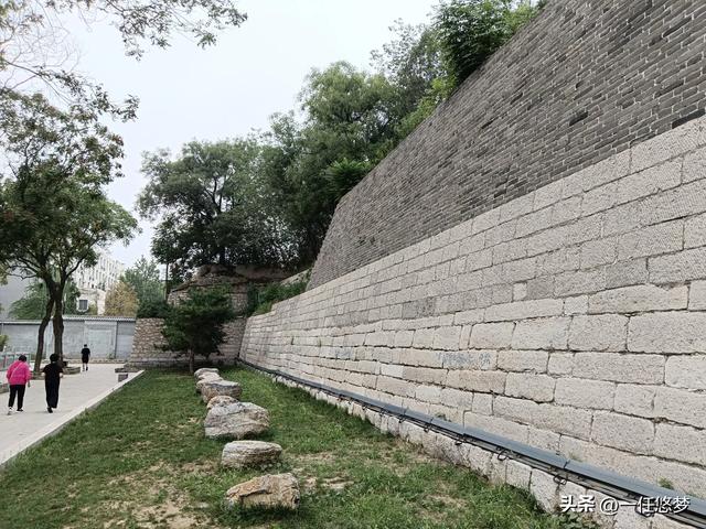 历史文化公园的防空洞