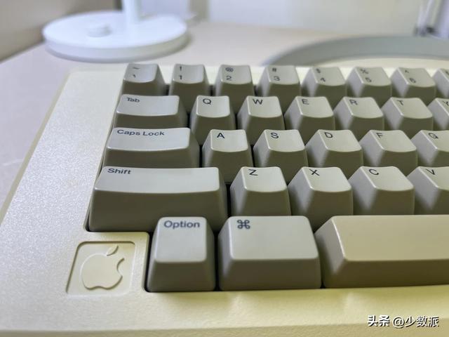99 刀买到一把 40 年前的苹果键盘，它竟成了我 2025 年的「码字神器」