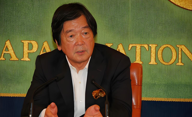 特朗普递刀，高市迎来5路强援，日本开始报复，第一把火烧向东海