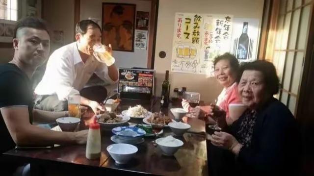 安徽小伙到日本开餐厅年入百万，娶小7岁美娇妻，定居日本23年