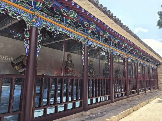 一祠承文脉，满园忆三国。