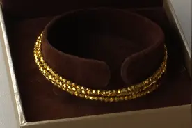 售价1.7万的金手镯竟被磁铁吸起？女子提出3倍赔偿！店家回应图片