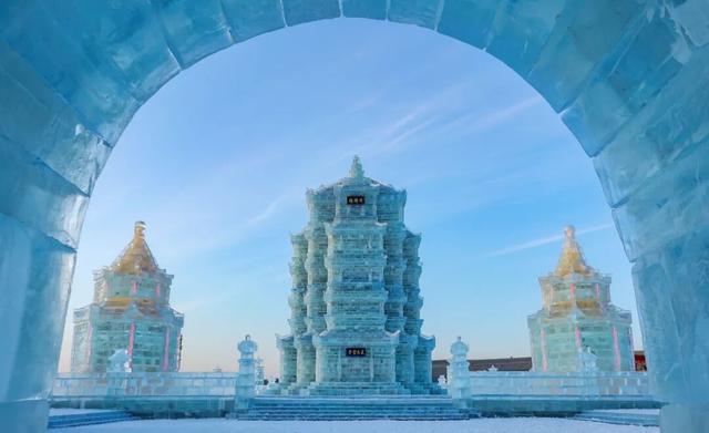 武汉黄鹤楼现身哈尔滨冰雪世界，冰砖背后藏着秘密。真假黄鹤楼？