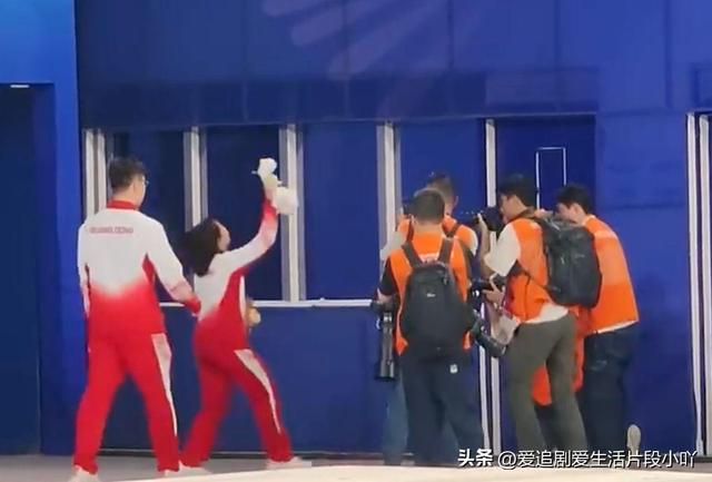 满满少女心全红婵被观众娃娃雨淹没：满场奔跑捡拾摄像师累坏了