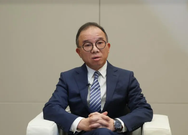 中央免去香港高官职务	，特首李家超罕见同台面见记者：曾国衞是因健康原因提出离职，坊间不实流言可以休矣！