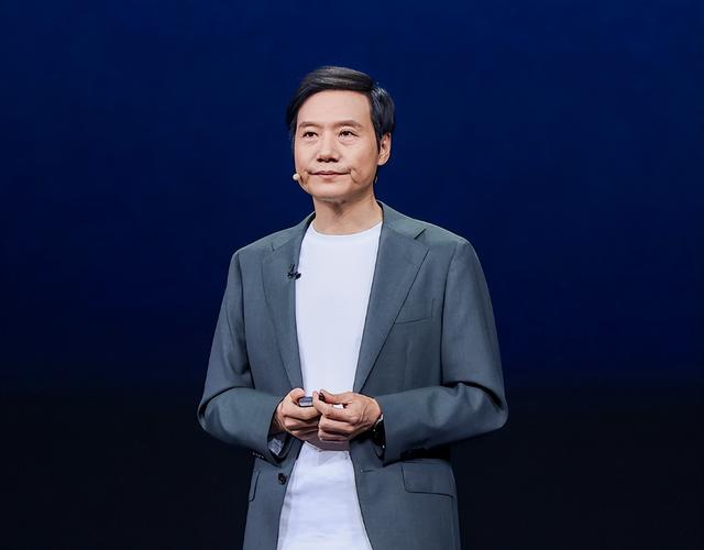 风向变了？官媒接连锐评，没给雷军留一丝体面，董明珠话有人信了