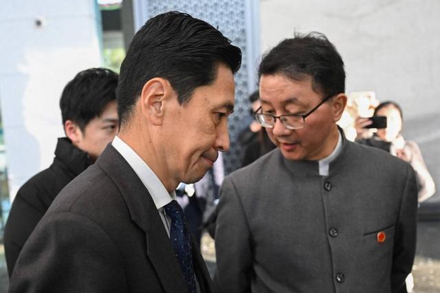 日本要求中国解释双手插兜！中方回应：现场多数是日本媒体