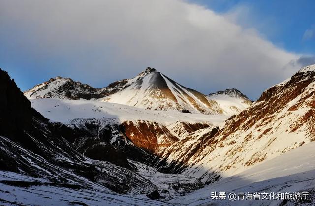 青海的冬天有多美？风裹着雪吻过河流，阳光在雪山尖写满温柔