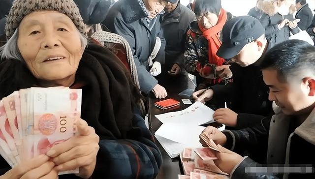 中美俄每月养老金对比：美国一个月1.3万，俄罗斯1692元，中国呢