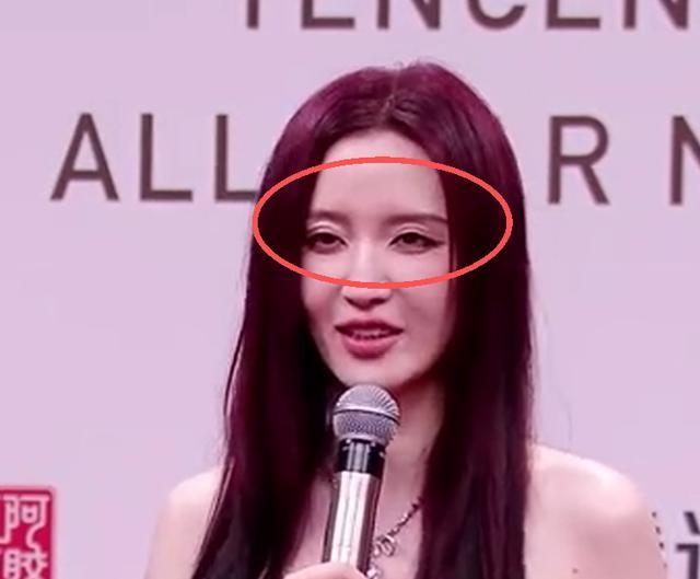 海南红毯好俗，毛晓彤挤出副乳，张萌深V不怕走光，宋茜胸骨凸出