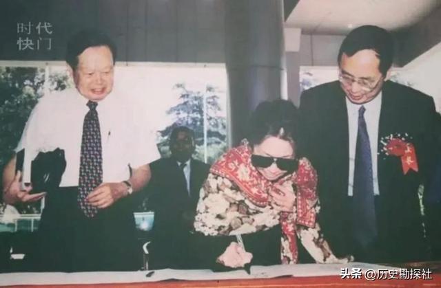 1981年，杜聿明的葬礼上，女儿杜致礼和杨振宁的留影，悲痛难掩！