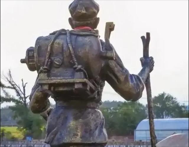 老人在北京军博摸文物被制止，他却语出惊人：我背它走完的长征