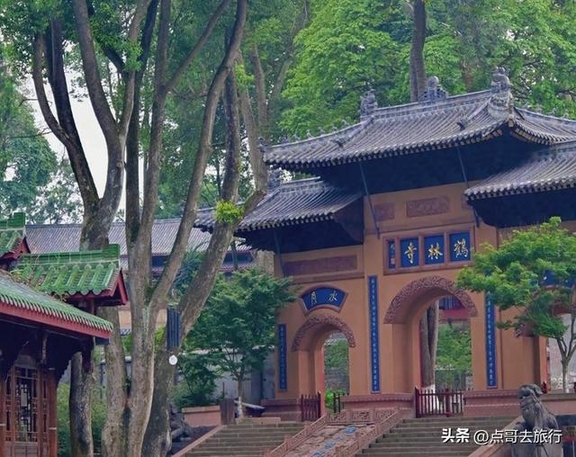 成都周边可乘凉的寺庙，占据绝对优势，25度左右的夏天，不要门票