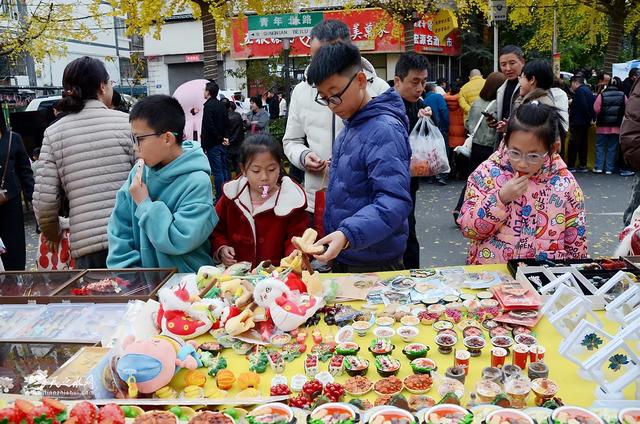 天小仙文创亮相天水黄金大道，为古城注入新活力