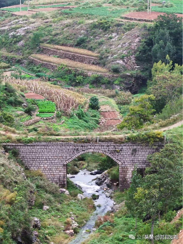 十一小众王炸！花崖头水库“坝顶飞瀑”刷屏