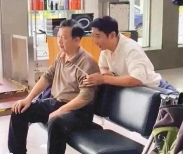 罗晋捧遗像神情悲痛，唐嫣紧跟身旁护全程，婚变传闻不攻自破