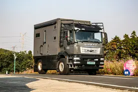 C本能开的重卡，满足6人睡卧需求还能个性化定制，乔翔汕德卡房车图片