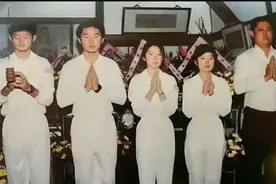 1990年，孙立人4个孩子在父灵柩前的合影，难得一见！图片