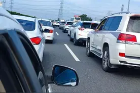 国庆节高速路堵车被逼疯的“显眼包”苦中作乐！放飞自我！图片