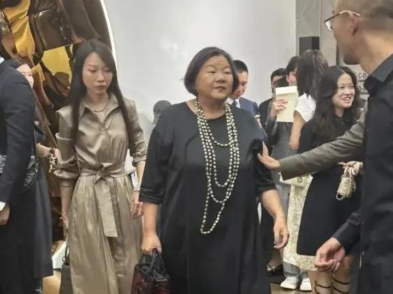陈凯歌前妻洪晃京郊院子曝光，百平空地长草，网友：哪像名门小院