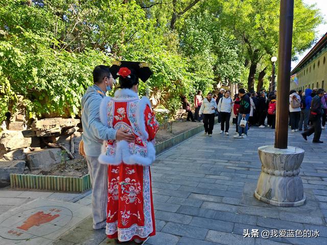 参观北京恭王府，过去一直觉得这是小景点，没想到游客居然这么多