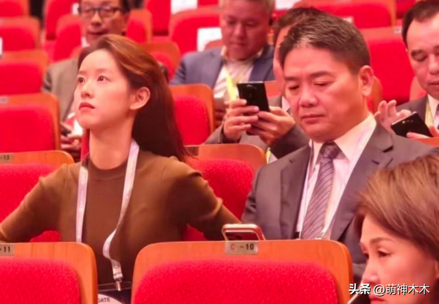 刘强东搀扶章泽天，女方态度冷淡疑似冷战，像极黄晓明给杨颖提裙