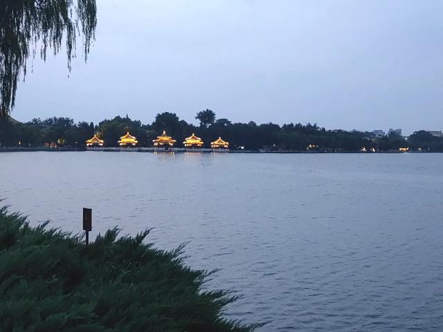 北京北海公园：都有哪些景点，绕湖走一圈看看。