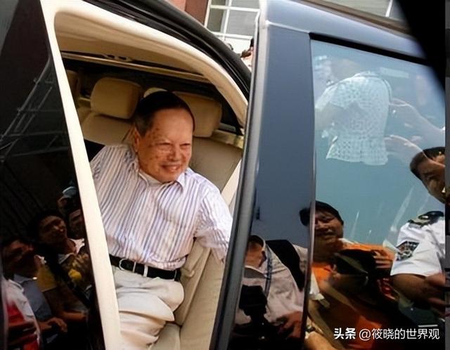 生日才过完17天，103岁杨振宁辞世，生前在翁帆庆生照里开怀大笑