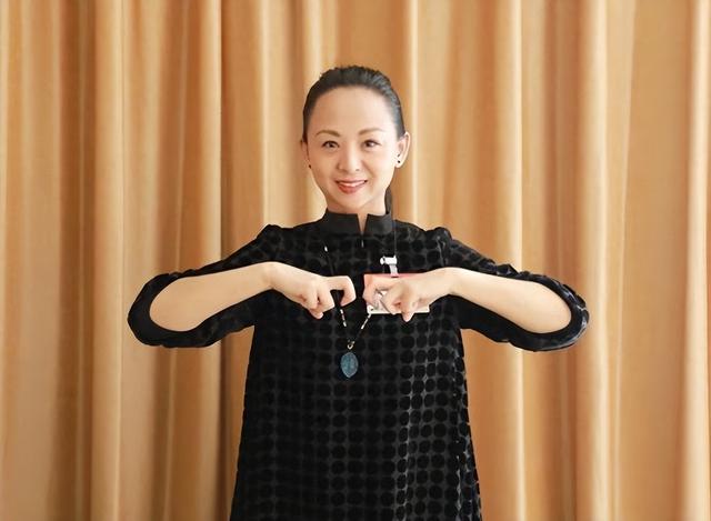 当年千手观音的聋哑人领舞，被富商苦追8年，她如今成了这副摸样