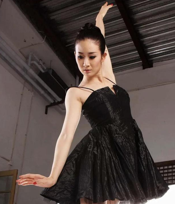 离开赵本山17年后，41岁的"王小蒙"王亚彬，如今的下场怪不了别人