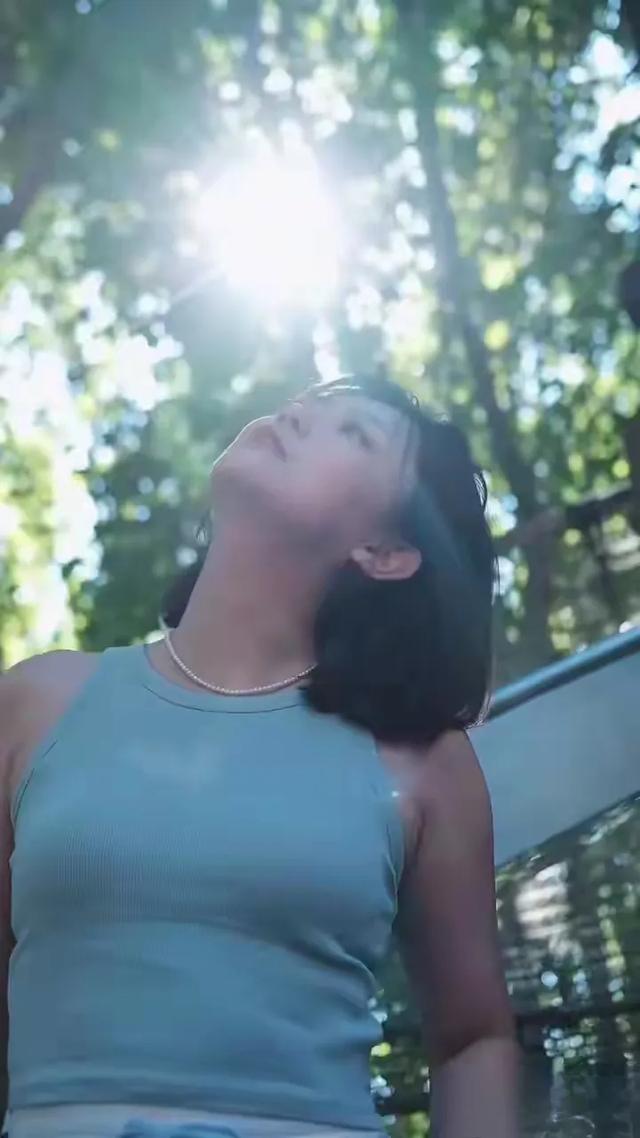李七月周末遛娃，浅蓝无袖上衣配亲子时光，温馨又松弛