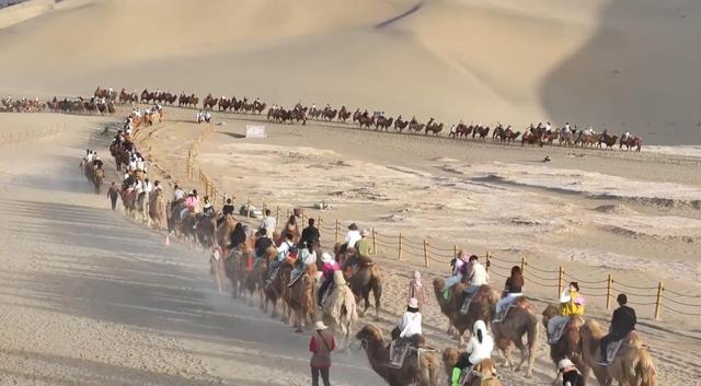 国庆中秋双节迭加 敦煌迎来旅游高峰