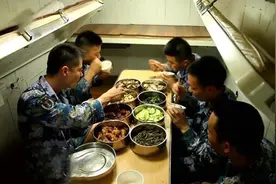 价值100亿的094核潜艇上当兵有多爽？一天7顿饭，肉管够营养均衡图片