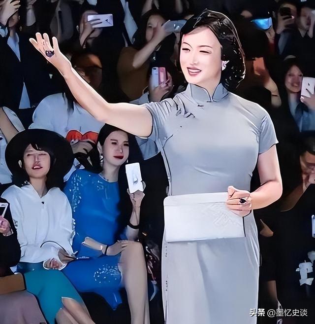 面相变了！拒绝道歉，“逃往”法国，57岁金星满脸褶子胸都小了