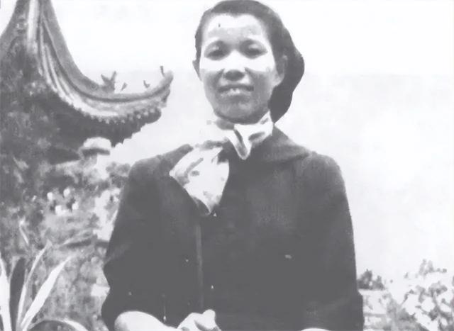 她是副总理之女,联系父亲生前好友却遭嫌弃,苦笑:他们都讨厌我