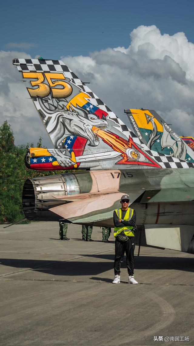 干得漂亮！马杜罗看完中国93阅兵后，下令F-16挂弹，飞越美军战舰