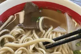 兰州拉面征服外国人，欧洲一中国面馆门口围满人 我却笑炸在评论区图片