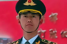 天安门最帅升旗手张自轩转业后，辞去安置的新工作，转型新路线图片