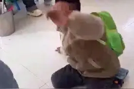 可恨！是老师还是恶魔 ？河南留守幼童惨遭殴打脱裤，被迫跪地求饶图片