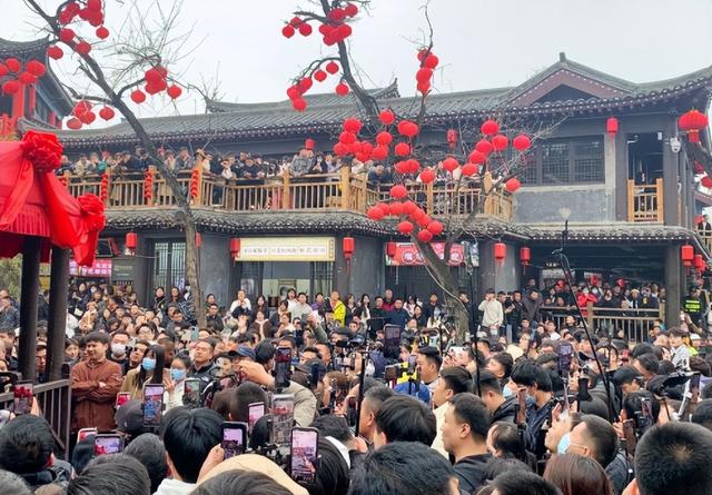 2024年出圈的十大网红，“一念天堂，一念地狱”选择不同结局不同