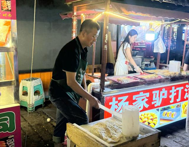荷城烟火：游客如织 共赴清凉之约