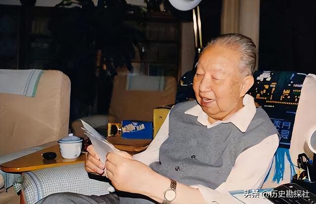 1961年，华国锋一家六口的合影，40岁的他长相周正，妻子端庄贤惠