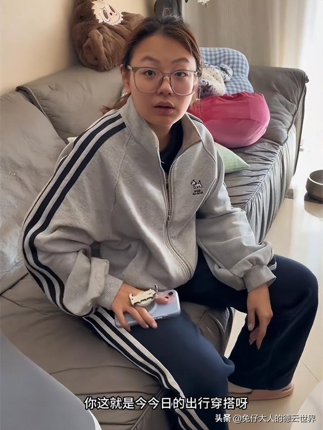 德云嫂子带师弟师妹旅行，去海边住民宿猜拳喝酒，四个人带四条狗