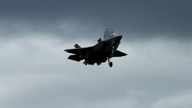 美军航展只顾炫技？F22故障戳破纸老虎，中国这一招才叫降维打击